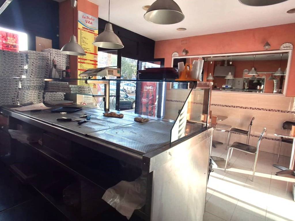 negozio in vendita a Roma in zona Appio Latino