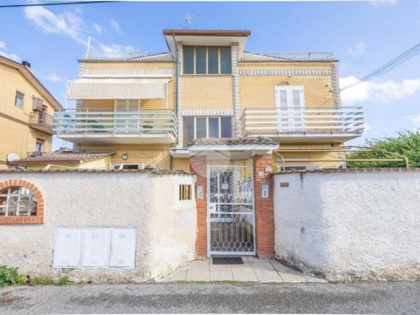 appartamento in vendita a Roma in zona Lunghezza