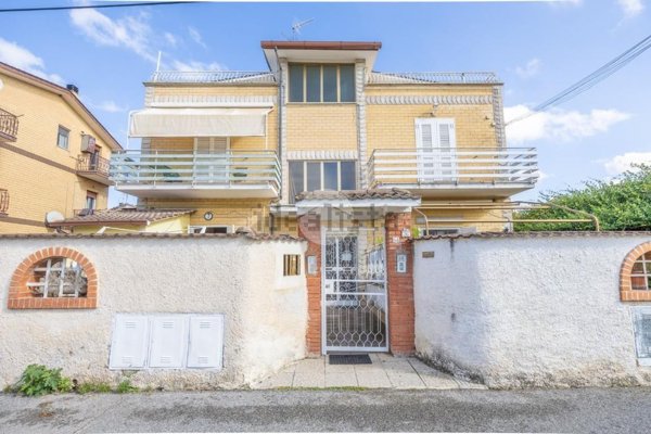 appartamento in vendita a Roma in zona Giardini di Corcolle