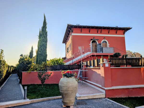 casa indipendente in vendita a Roma in zona Torrino