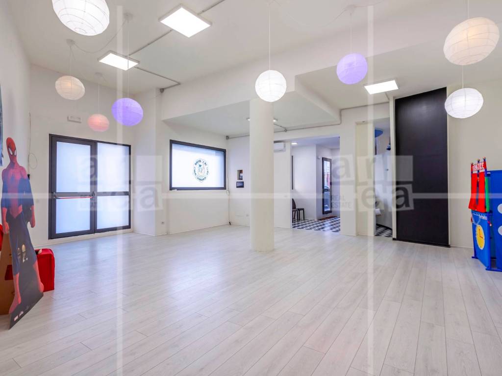 negozio in vendita a Roma in zona Appio Claudio