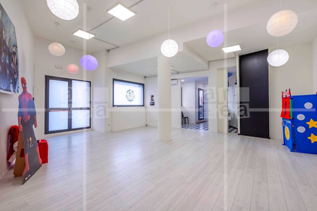 negozio in vendita a Roma in zona Appio Claudio