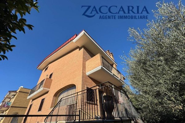 casa indipendente in vendita a Roma in zona Cinquina
