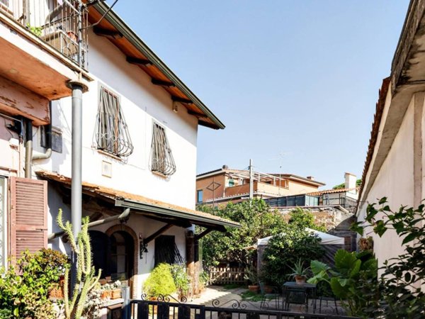 casa indipendente in vendita a Roma in zona Appio Latino
