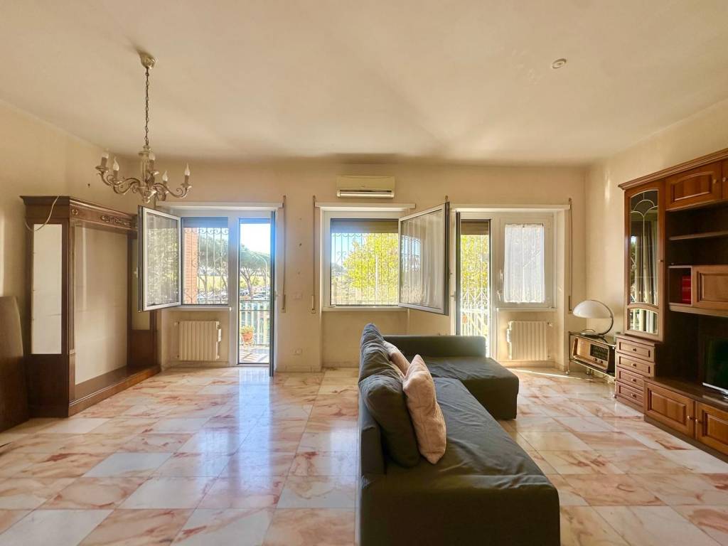 appartamento in vendita a Roma in zona Appio Claudio