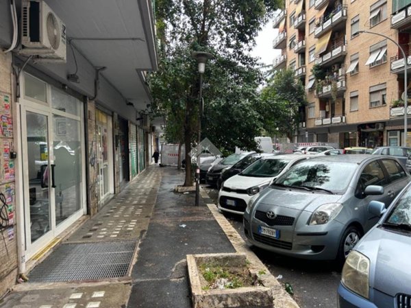 negozio in vendita a Roma in zona Tuscolano