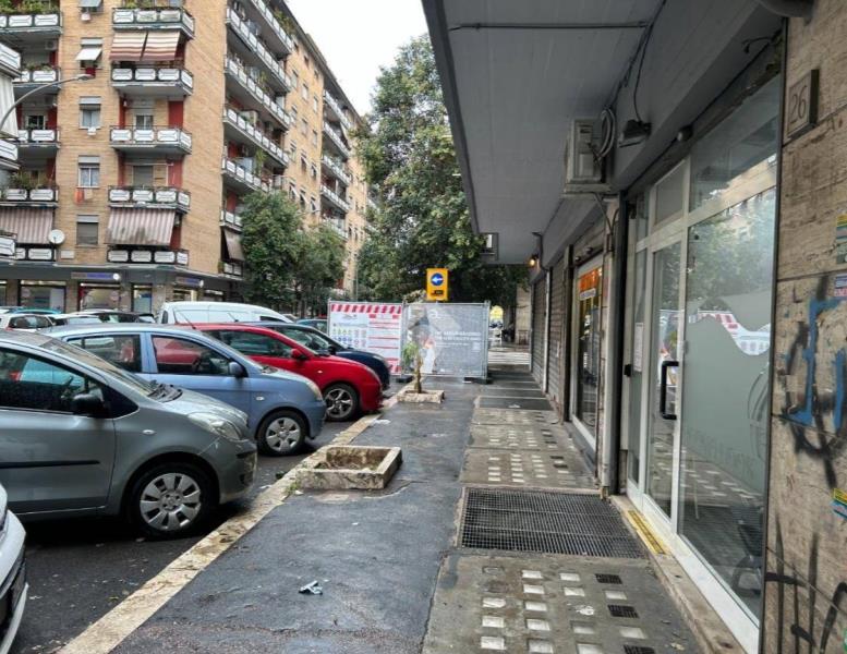 locale commerciale in vendita a Roma in zona Tuscolano