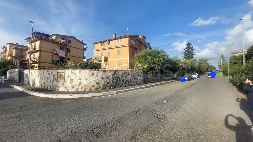 appartamento in vendita a Roma in zona Valle Muricana