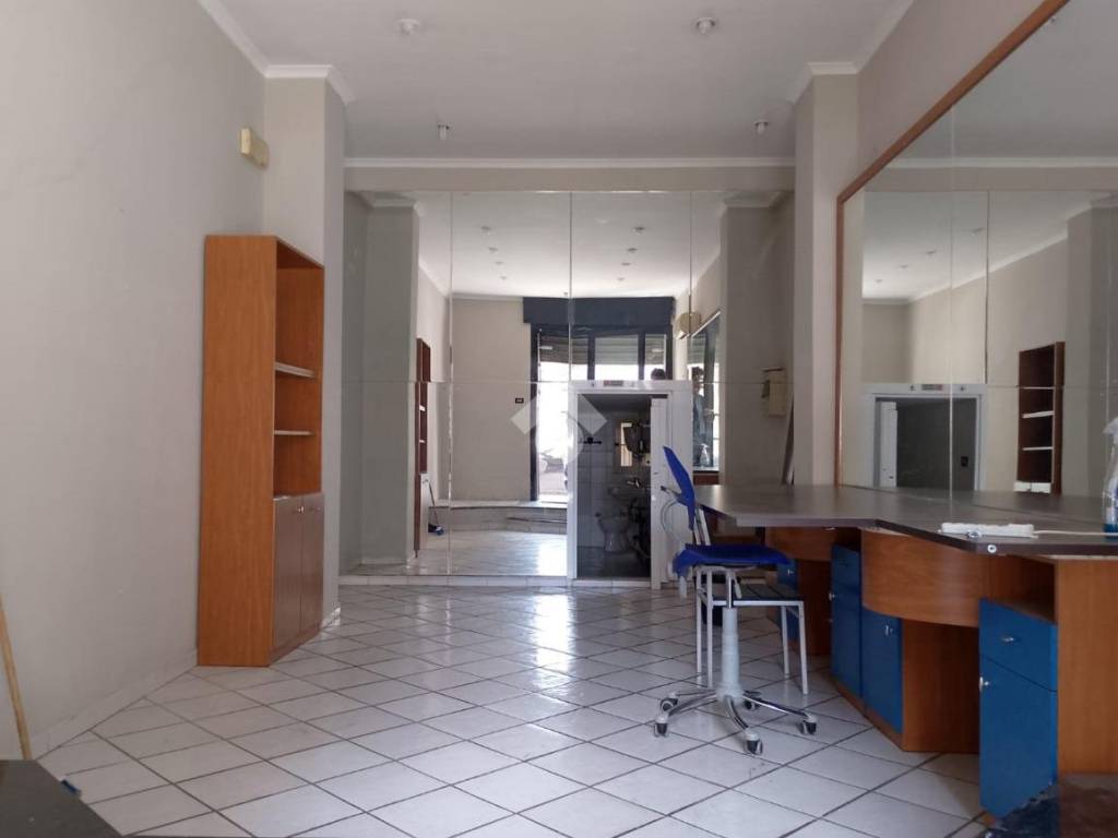 negozio in vendita a Roma in zona Appio Latino