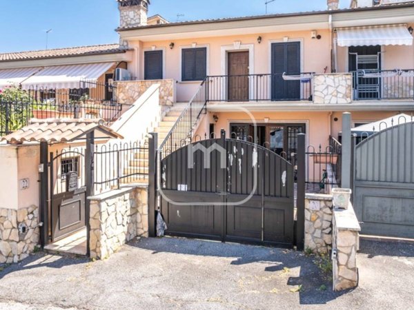 casa indipendente in vendita a Roma in zona Lunghezza