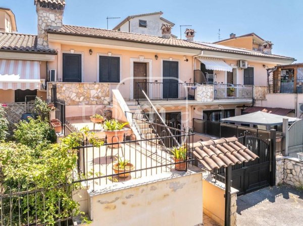 casa indipendente in vendita a Roma in zona Lunghezza