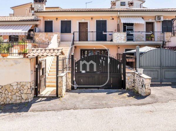 casa indipendente in vendita a Roma in zona Lunghezza