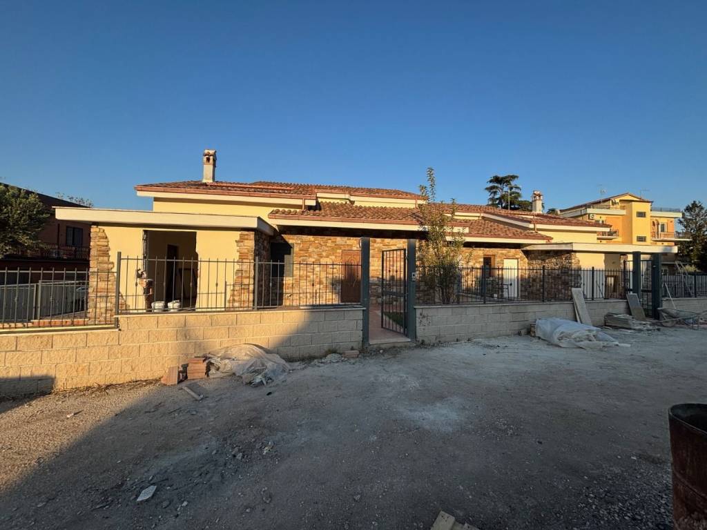 casa indipendente in vendita a Roma in zona Romanina