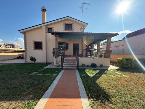 casa indipendente in vendita a Roma in zona Finocchio