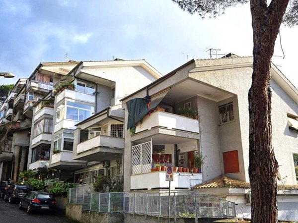 appartamento in vendita a Roma in zona Tomba di Nerone