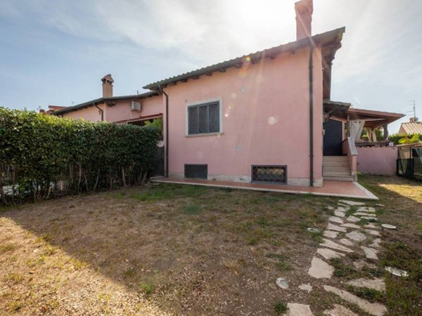 casa indipendente in vendita a Roma in zona Ostia Antica