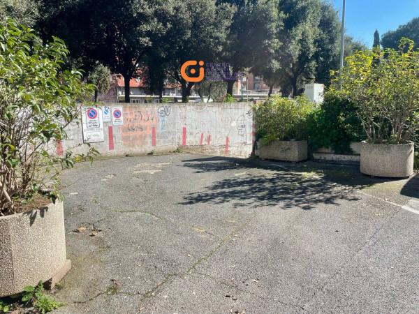 negozio in vendita a Roma in zona Tuscolano