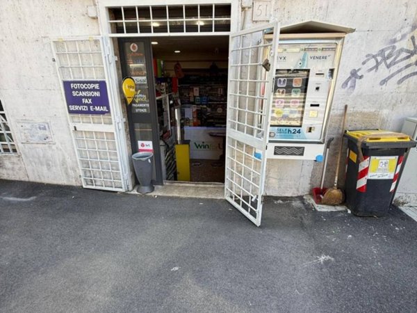 negozio in vendita a Roma in zona Ostiense