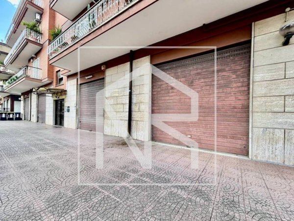 locale commerciale in vendita a Roma in zona Colle Prenestino