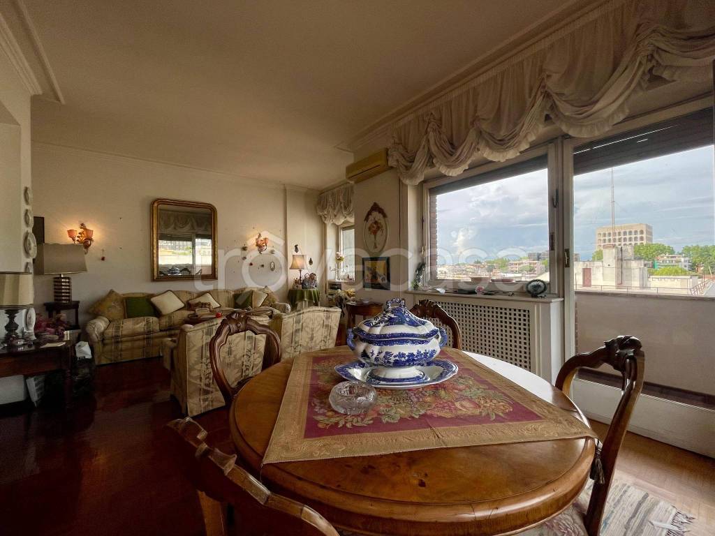 appartamento in vendita a Roma in zona EUR