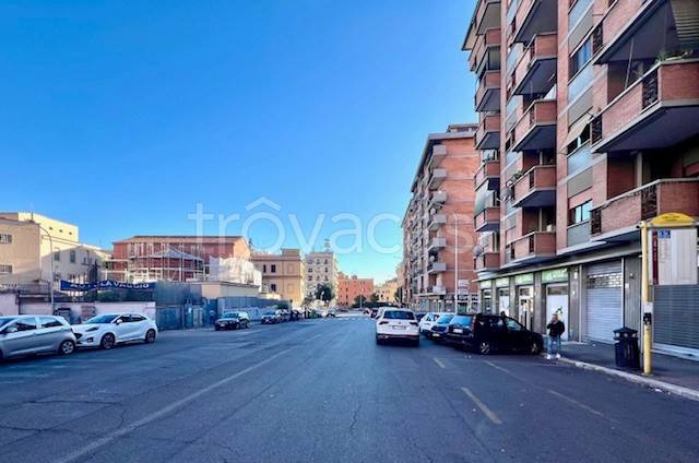 negozio in vendita a Roma in zona Tuscolano