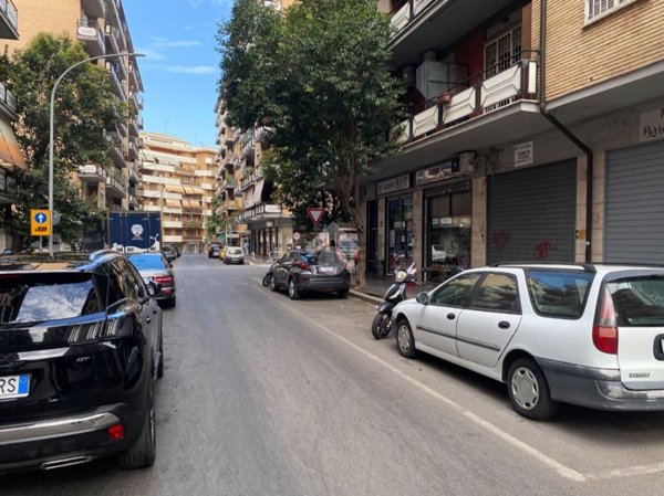 locale commerciale in vendita a Roma in zona Tuscolano