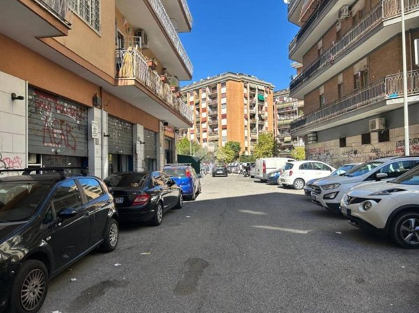 negozio in vendita a Roma in zona Tuscolano