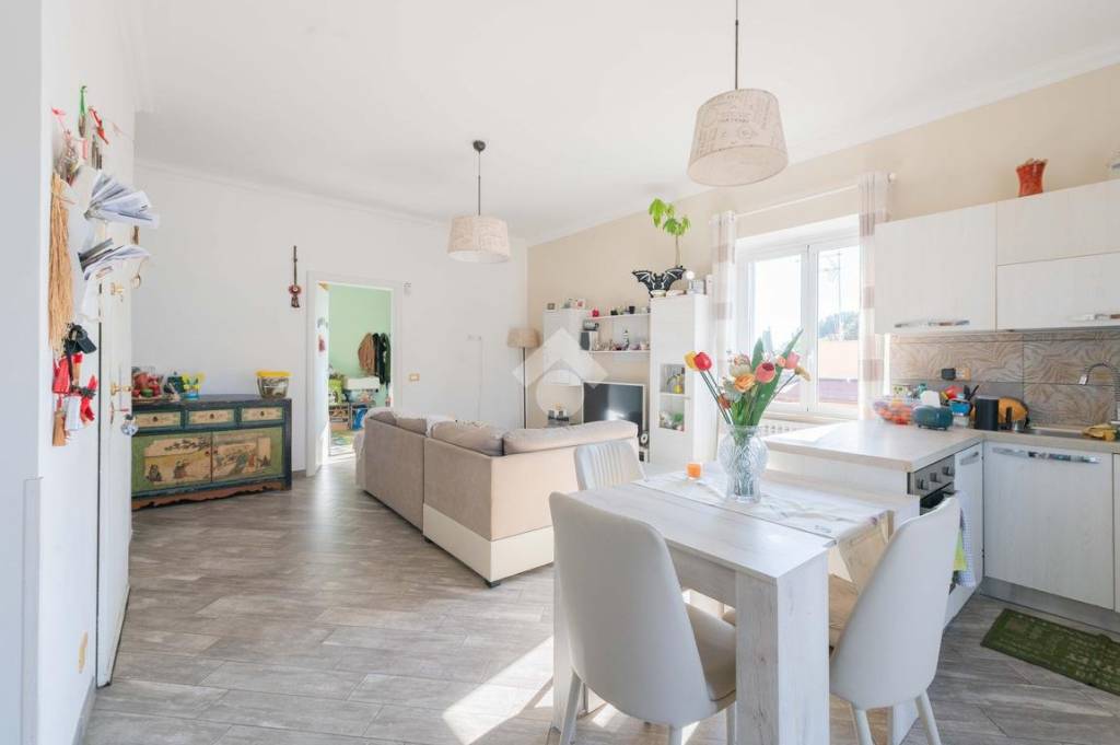 appartamento in vendita a Roma in zona Pantan Monastero