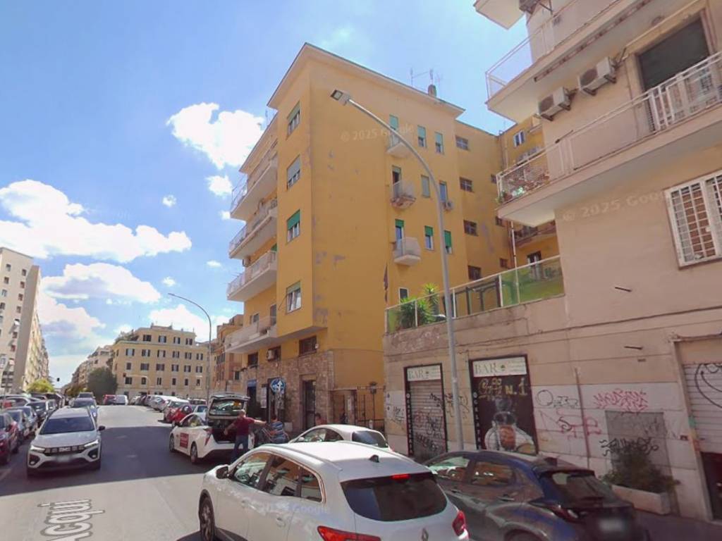 negozio in vendita a Roma in zona Appio Latino