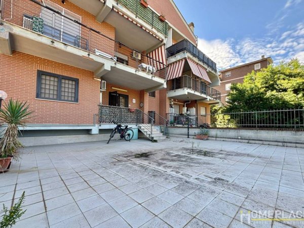 appartamento in vendita a Roma in zona Lunghezza