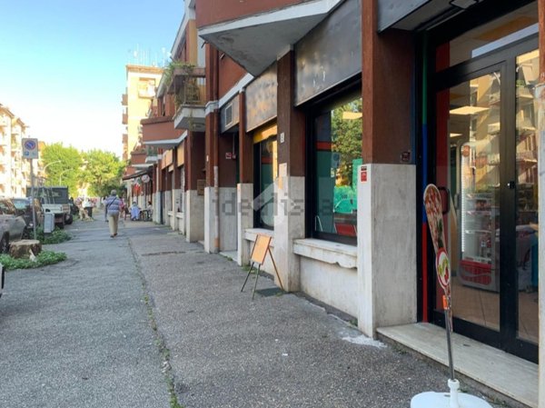 locale commerciale in vendita a Roma in zona Appio Claudio