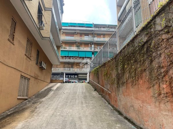 locale commerciale in vendita a Roma in zona Collatino