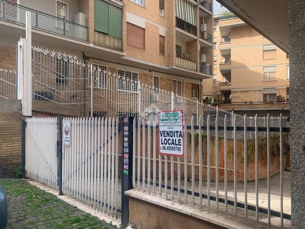 locale commerciale in vendita a Roma in zona Collatino