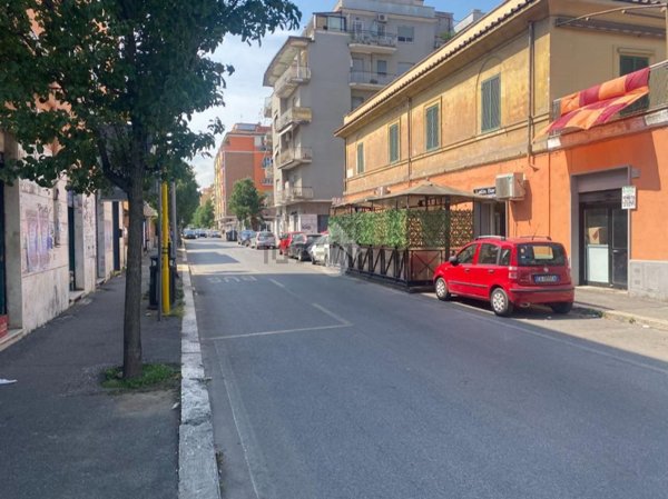locale commerciale in vendita a Roma in zona Tuscolano