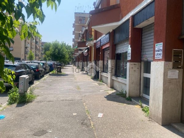 locale commerciale in vendita a Roma in zona Appio Claudio