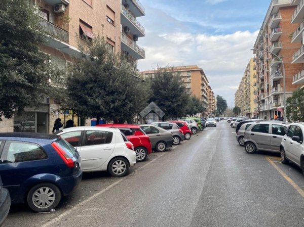 locale commerciale in vendita a Roma in zona Tuscolano