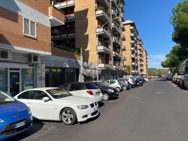 locale commerciale in vendita a Roma in zona Tuscolano