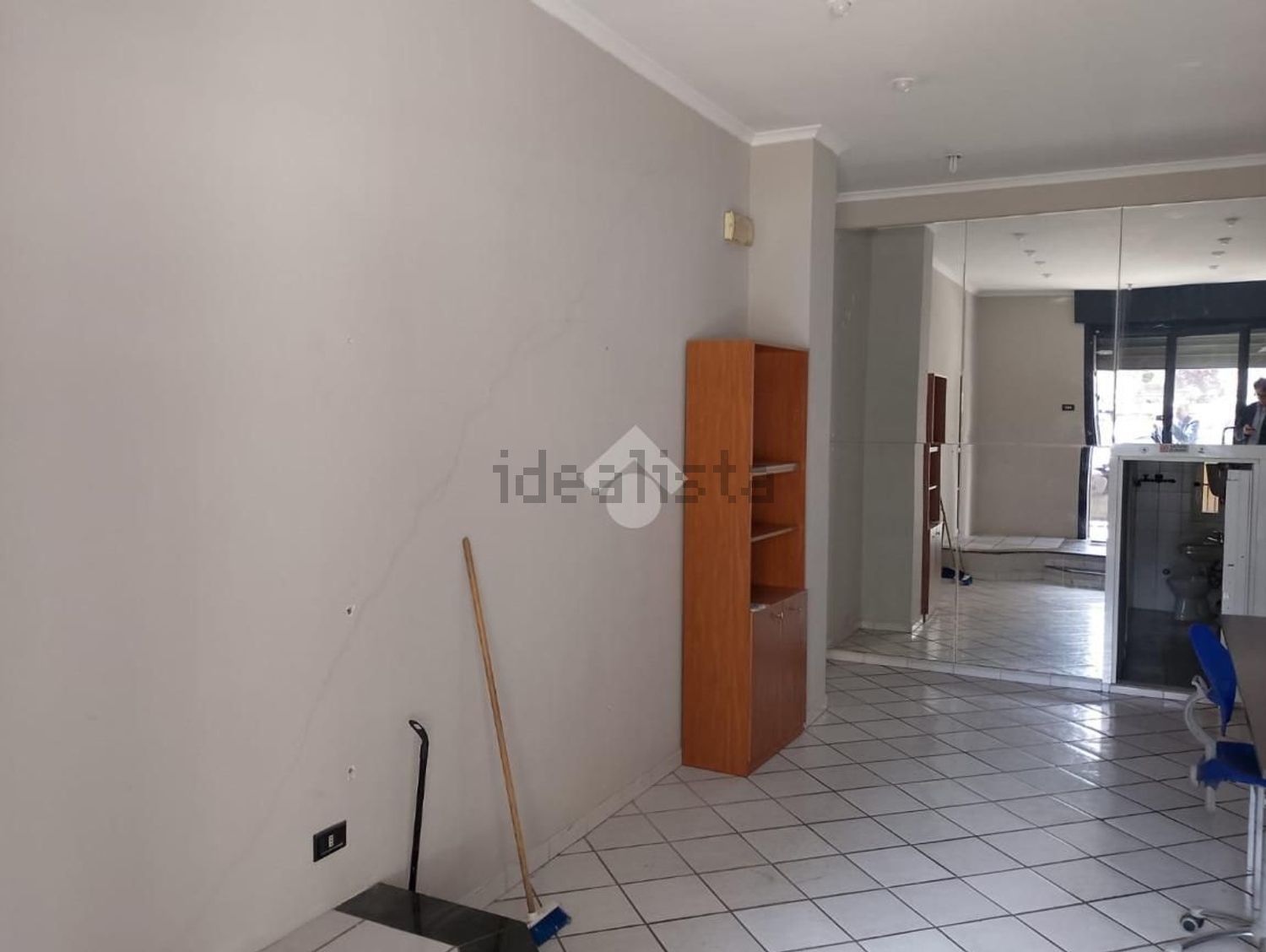 locale commerciale in vendita a Roma in zona Appio Latino