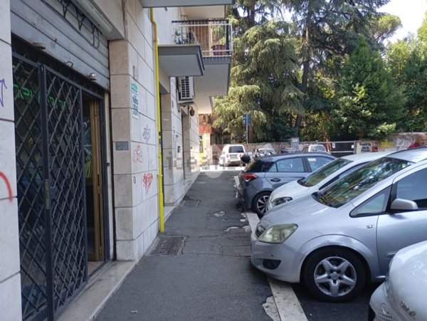 locale commerciale in vendita a Roma in zona Prenestino-Labicano