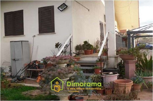 casa indipendente in vendita a Roma in zona Finocchio