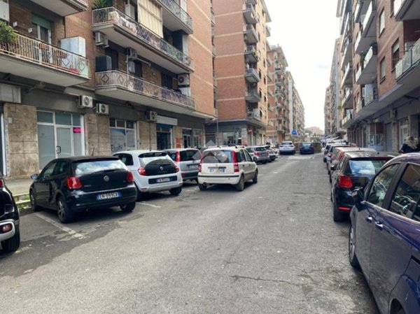negozio in vendita a Roma in zona Tuscolano