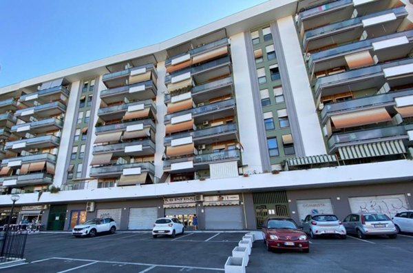 negozio in vendita a Roma in zona Cinecittà