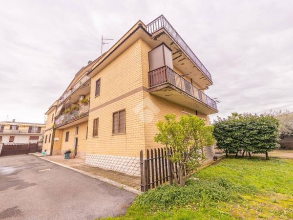 appartamento in vendita a Roma in zona Finocchio