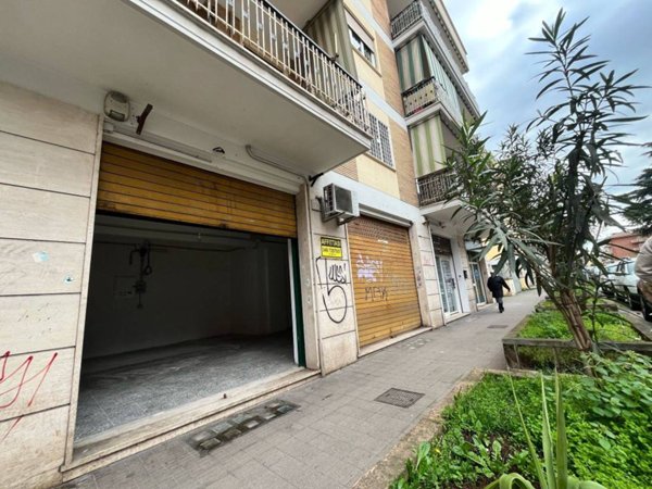 negozio in vendita a Roma in zona Torre Maura