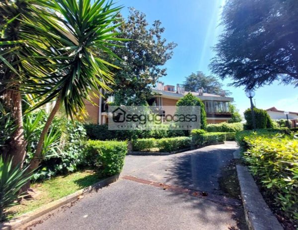 appartamento in vendita a Roma in zona Torrione Cerquetta