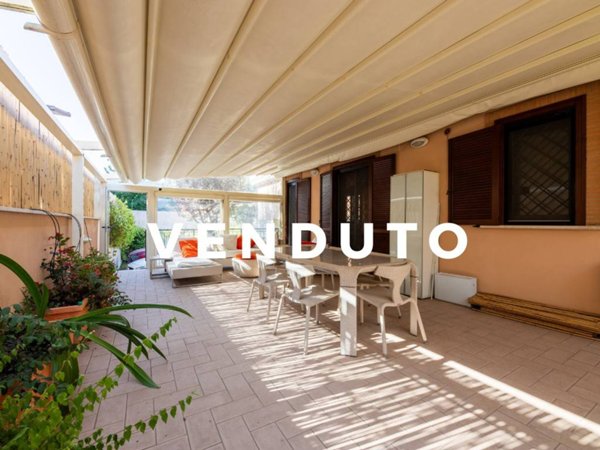 casa indipendente in vendita a Roma in zona Finocchio