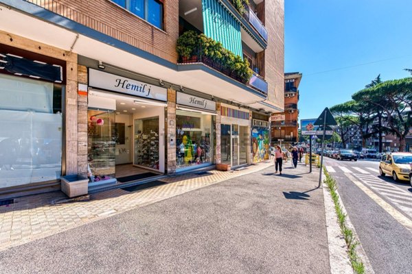 locale commerciale in vendita a Roma in zona Monte Sacro/Talenti