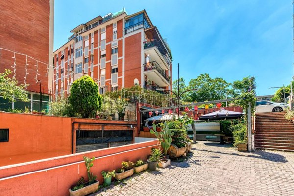 locale commerciale in vendita a Roma in zona Portuense