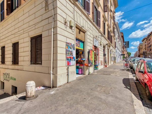 negozio in vendita a Roma in zona Rione Monti/Campitelli