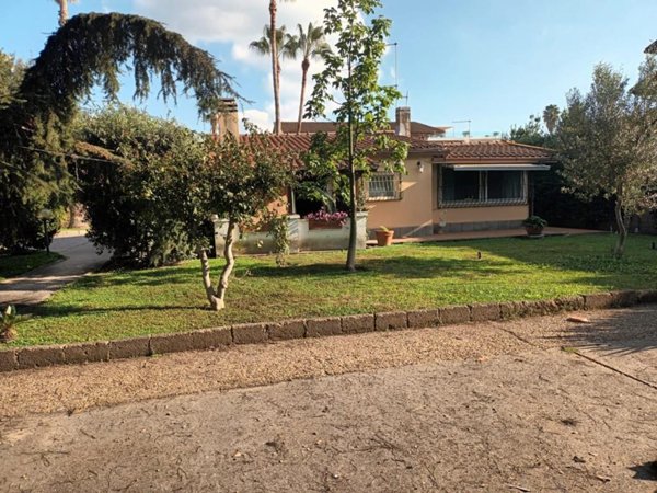 casa indipendente in vendita a Roma in zona Infernetto